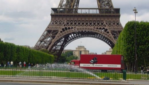 Vrachtwagen pianotransport en vleugeltransport in Parijs, Frankrijk - Eiffeltoren